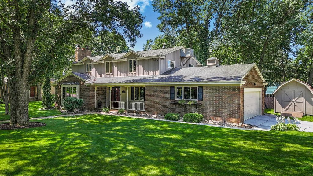 Photo of 2021 Hillcrest Drive, Saint Cloud, MN 56303 (MLS # 7013520)