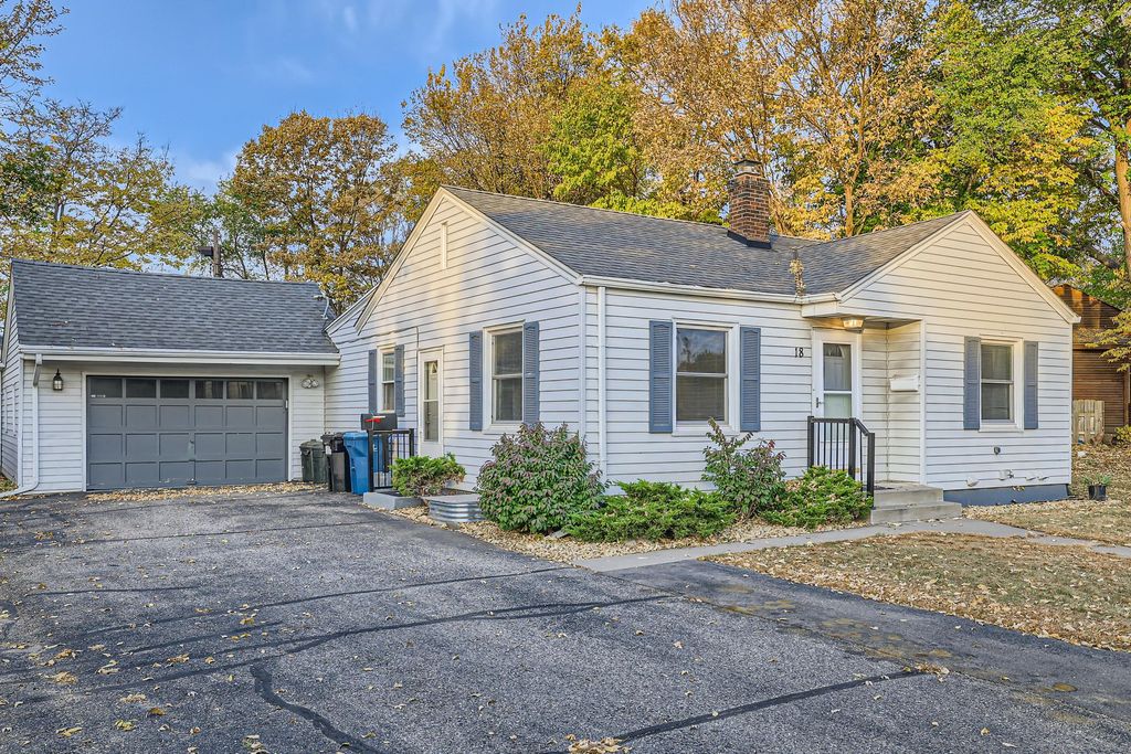 Photo of 18 Park Lane, Hopkins, MN 55343 (MLS # 7052834)