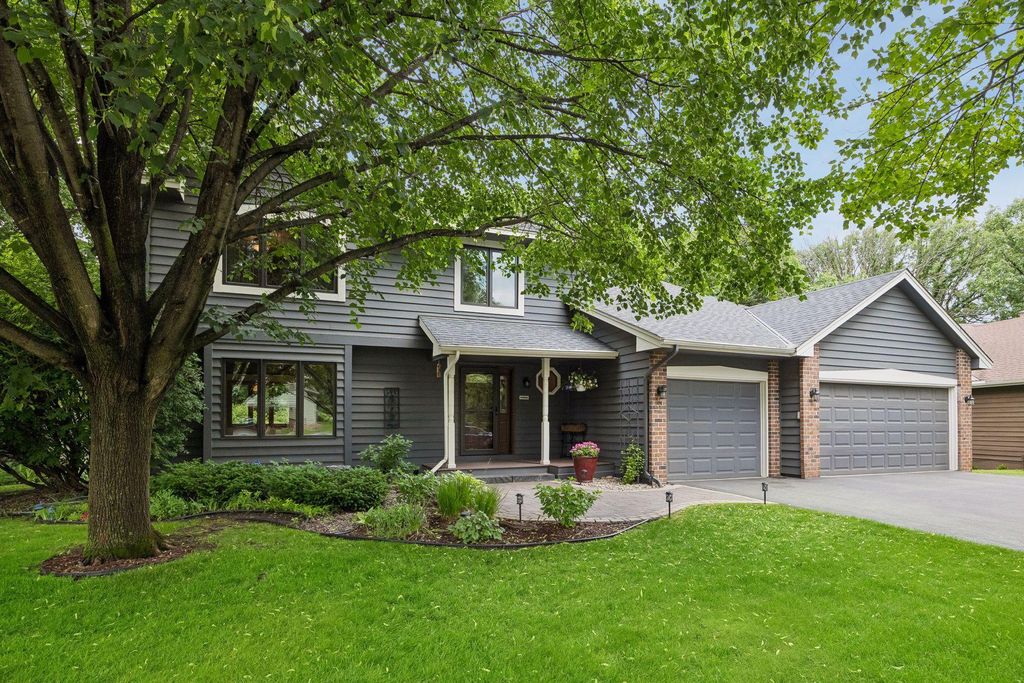 Photo of 8290 W Lake Court, Chanhassen, MN 55317 (MLS # 7059576)