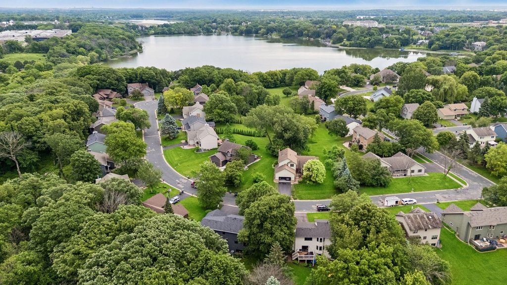 Photo of 8290 W Lake Court, Chanhassen, MN 55317 (MLS # 7059576)