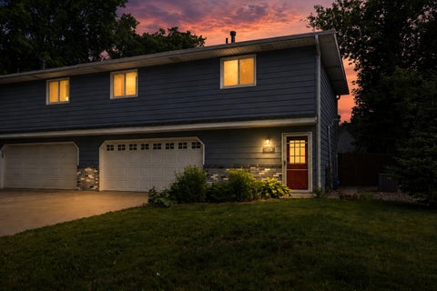 Photo of 1276 County Road C E, Maplewood, MN 55109 (MLS # 7097619)
