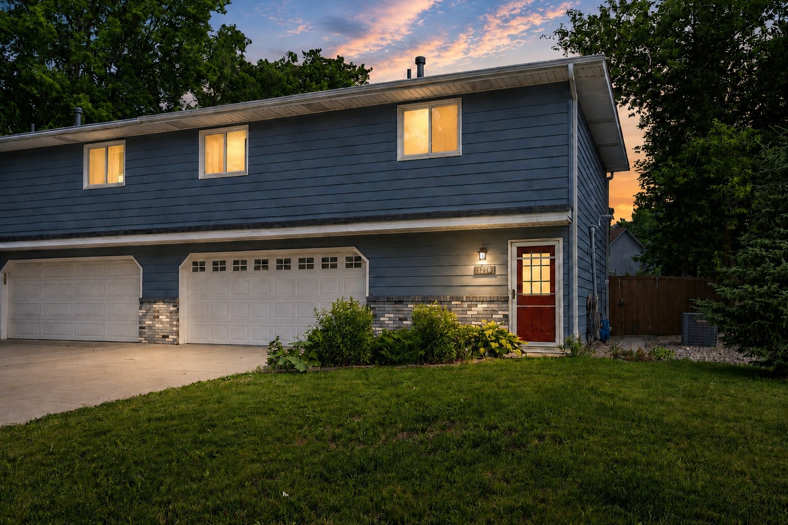 Photo 1 of 36 — 1276 County Road C E, Maplewood, MN 55109