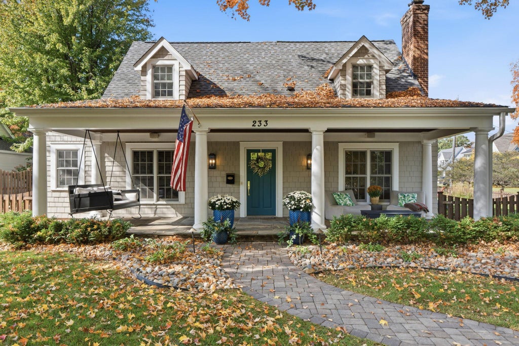 Photo of 233 Broadway Avenue N, Wayzata, MN 55391 (MLS # 7167319)