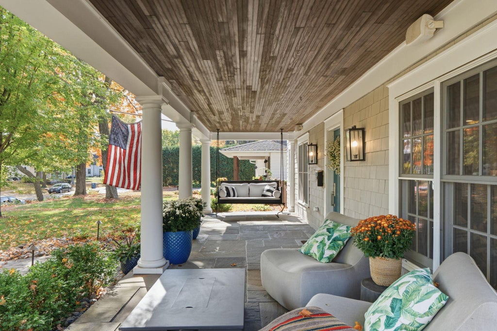 Photo of 233 Broadway Avenue N, Wayzata, MN 55391 (MLS # 7167319)
