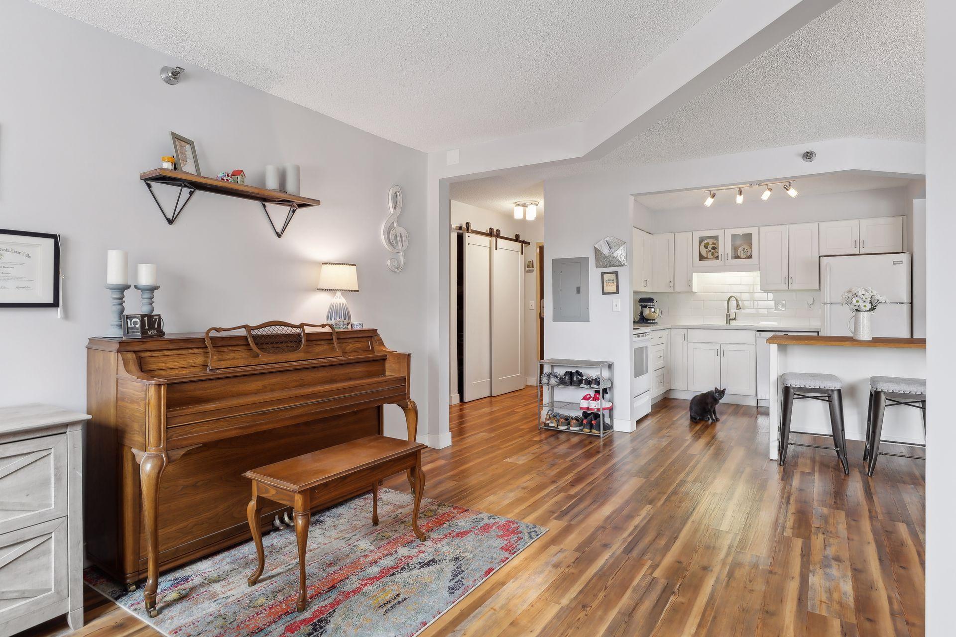 78 10th Street E 402