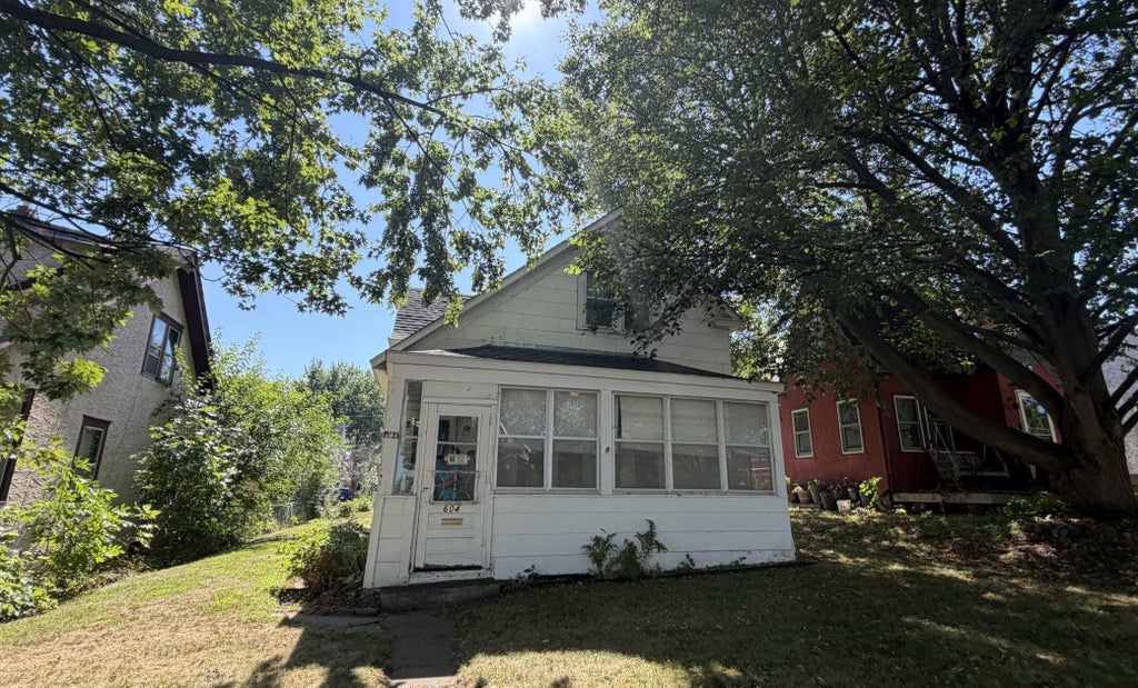 Photo of 604 Nevada Avenue E, Saint Paul, MN 55130 (MLS # 7162248)