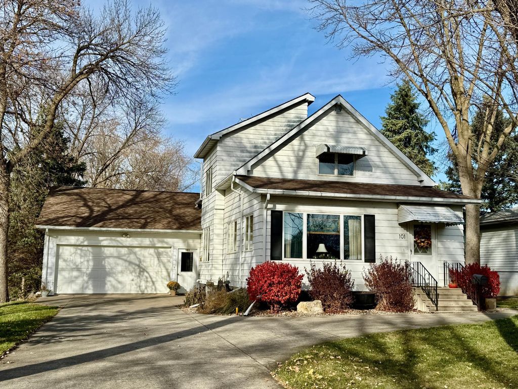 Photo of 101 E Hawthorne Street, Albert Lea, MN 56007 (MLS # 7018824)