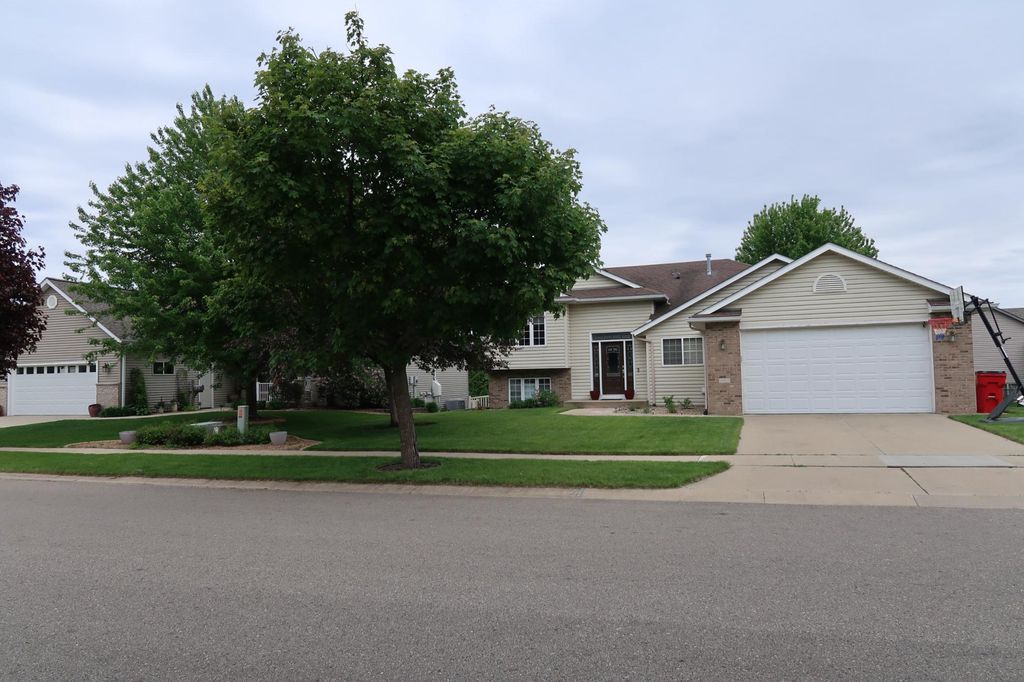 Photo of 480 Manor Ridge Drive NW, Rochester, MN 55901 (MLS # 7080220)