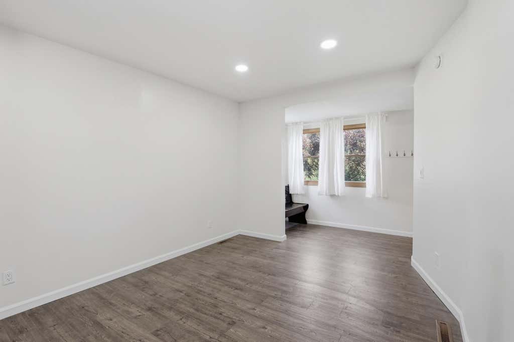 Photo of 900 Geranium Avenue E, Saint Paul, MN 55106 (MLS # 7071383)