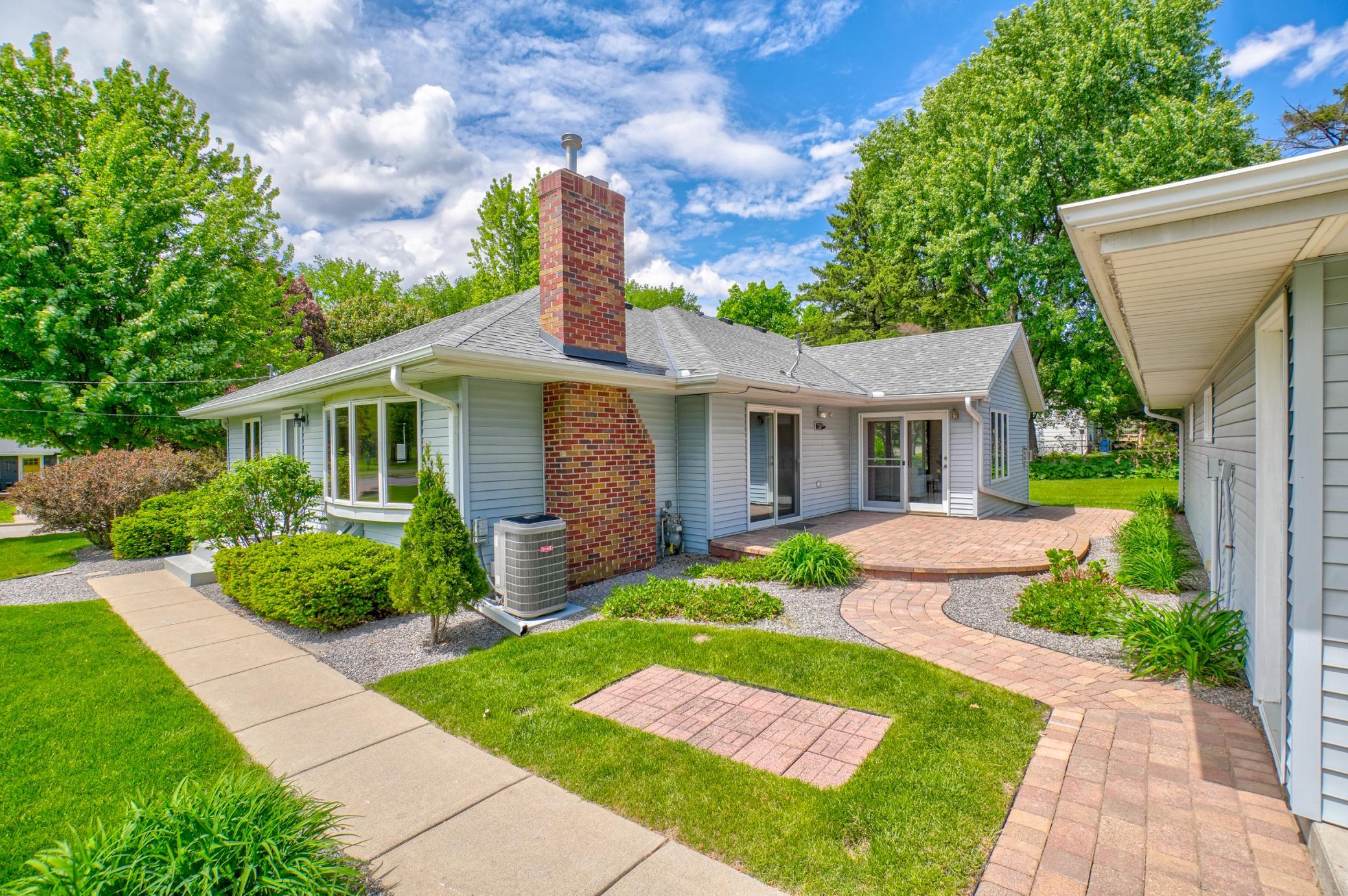 2201 Roselawn Avenue W
