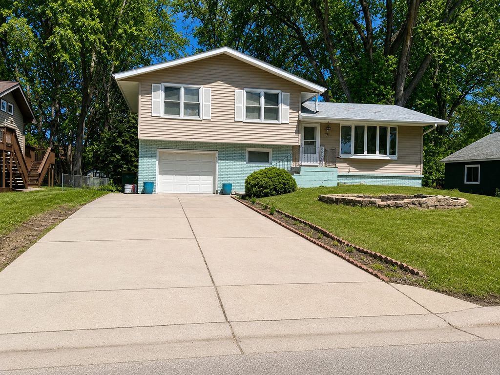 Photo of 787 Berwood Avenue, Vadnais Heights, MN 55127 (MLS # 7079845)