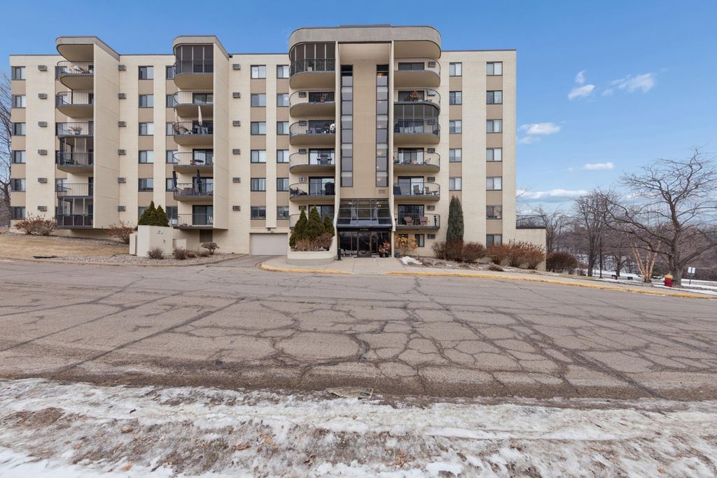 Photo of 1111 Elway Street #506, Saint Paul, MN 55116 (MLS # 7017666)