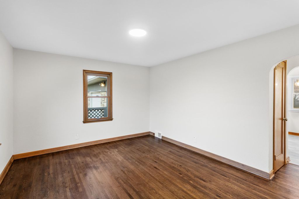 Photo of 947 Lovell Avenue W, Roseville, MN 55113 (MLS # 6821344)