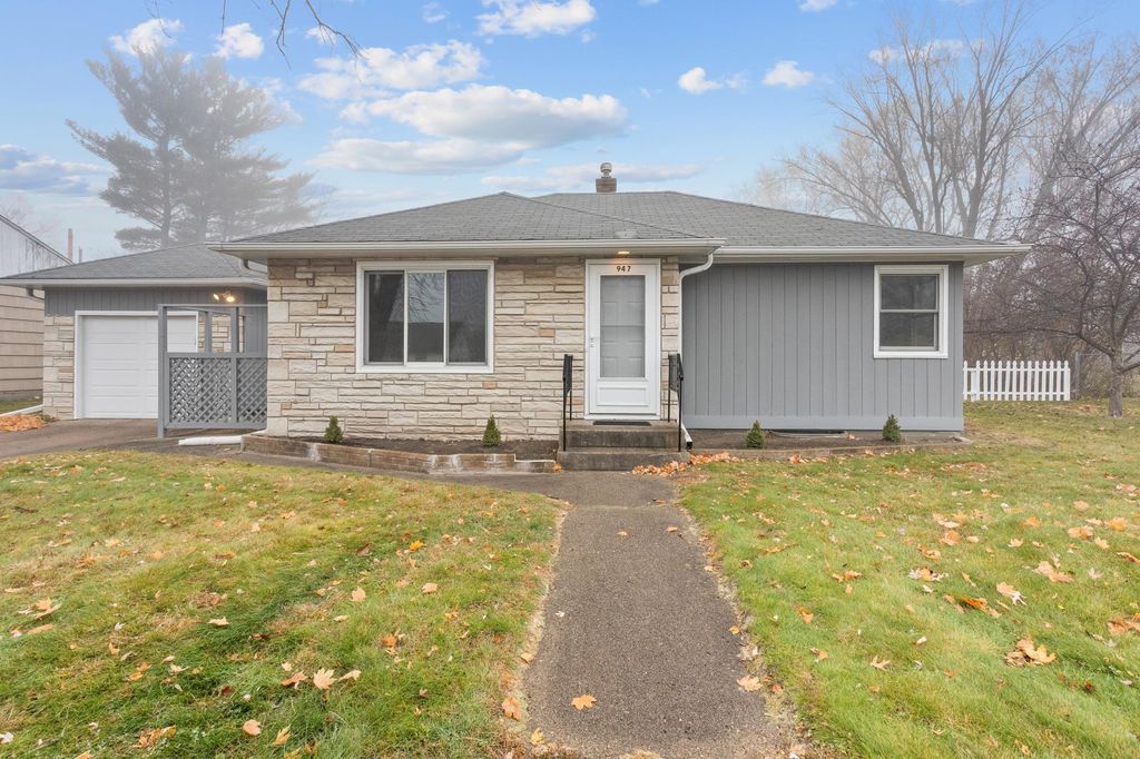 Photo of 947 Lovell Avenue W, Roseville, MN 55113 (MLS # 6821344)