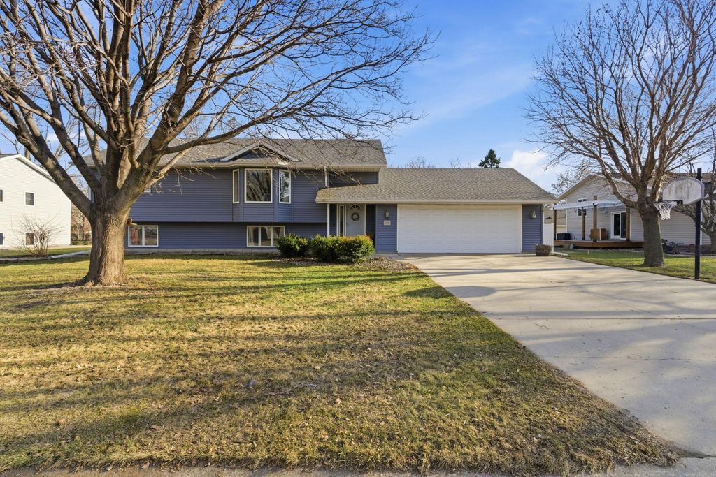 Photo of 809 25th Avenue SW, Willmar, MN 56201 (MLS # 7045696)