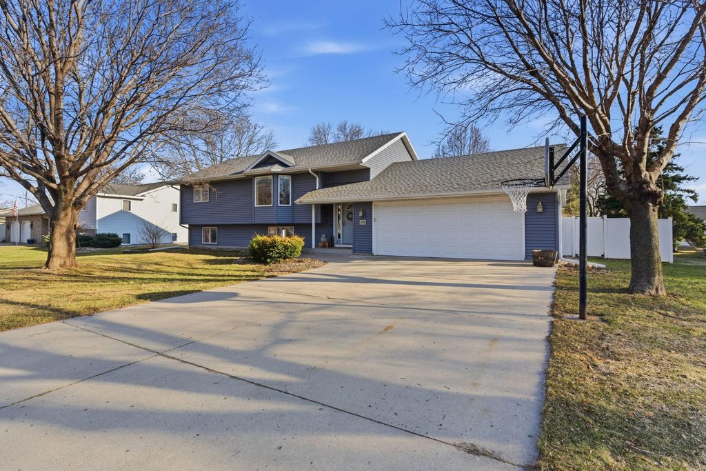 Photo of 809 25th Avenue SW, Willmar, MN 56201 (MLS # 7045696)