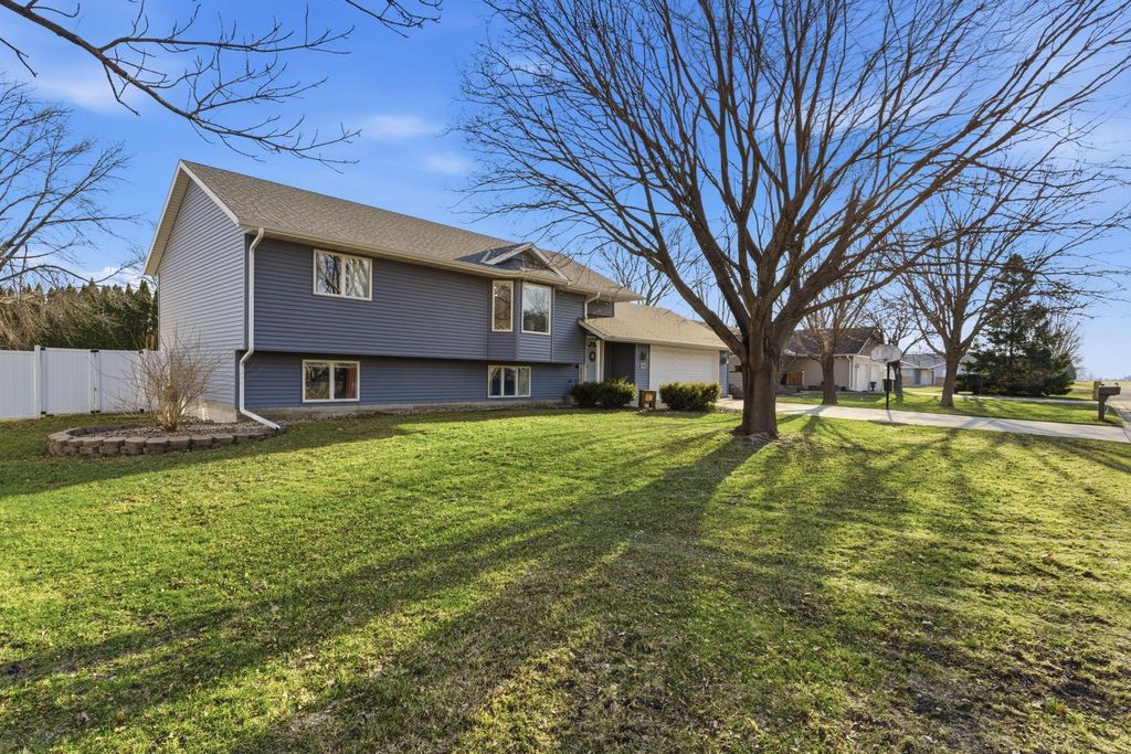 Photo of 809 25th Avenue SW, Willmar, MN 56201 (MLS # 7045696)