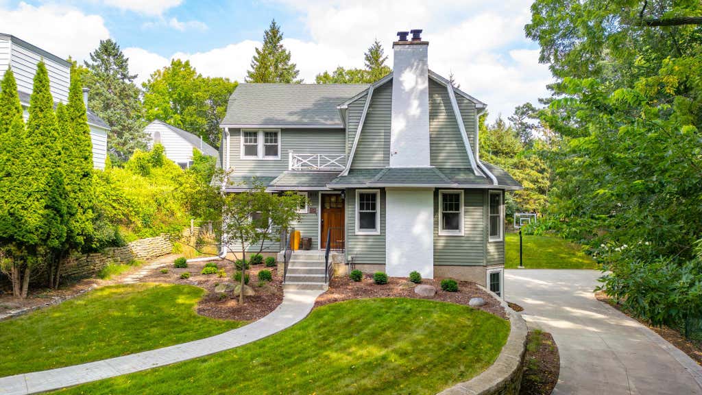 Photo of 814 10th Avenue SW, Rochester, MN 55902 (MLS # 7132527)