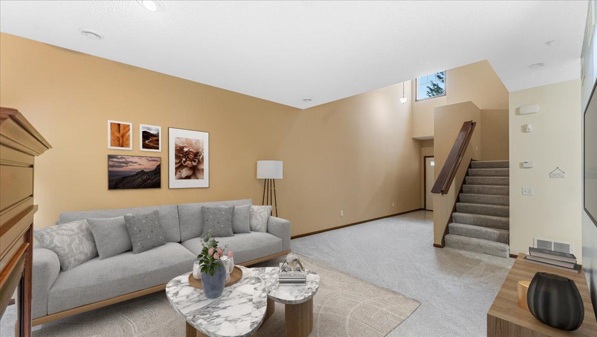 562 Lomianki Lane NE