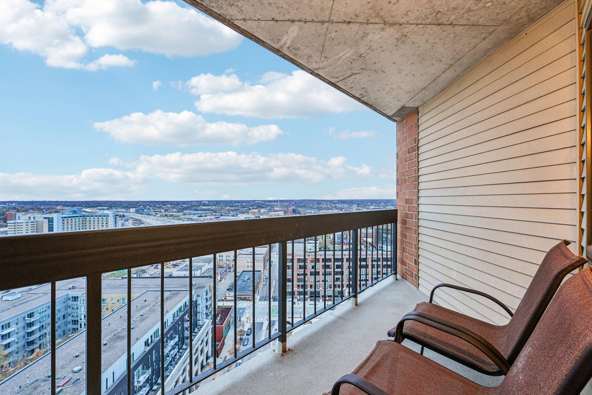 78 10th Street E 2409