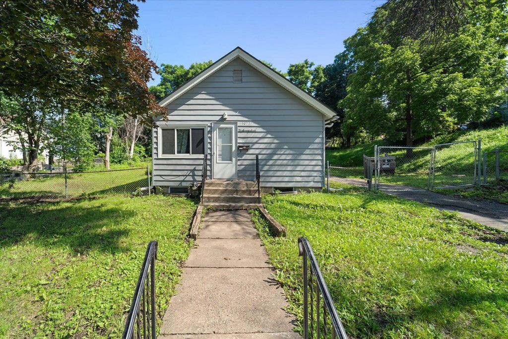 Photo of 1077 York Avenue, Saint Paul, MN 55106 (MLS # 6748915)