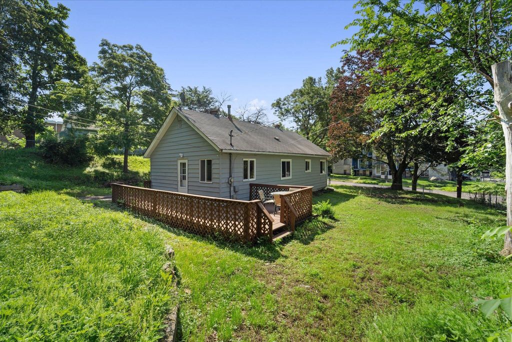 Photo of 1077 York Avenue, Saint Paul, MN 55106 (MLS # 6748915)