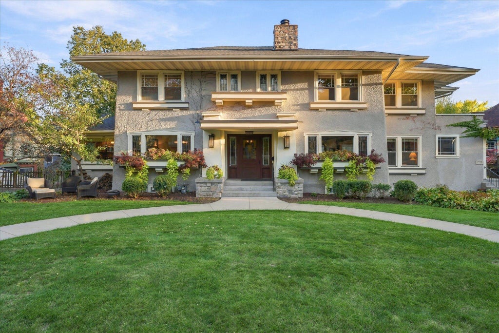 Photo of 1221 / 1223 Mount Curve Avenue, Minneapolis, MN 55403 (MLS # 7161363)