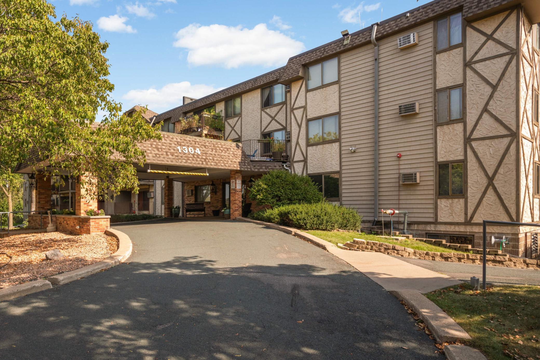 1304 W Medicine Lake Drive 202