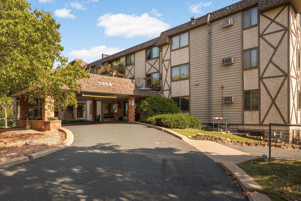 Photo of 1304 W Medicine Lake Drive #202, Plymouth, MN 55441 (MLS # 7003320)