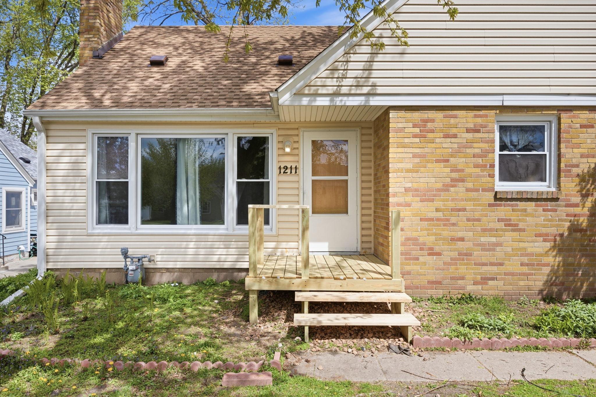 1211 Lealand Road E