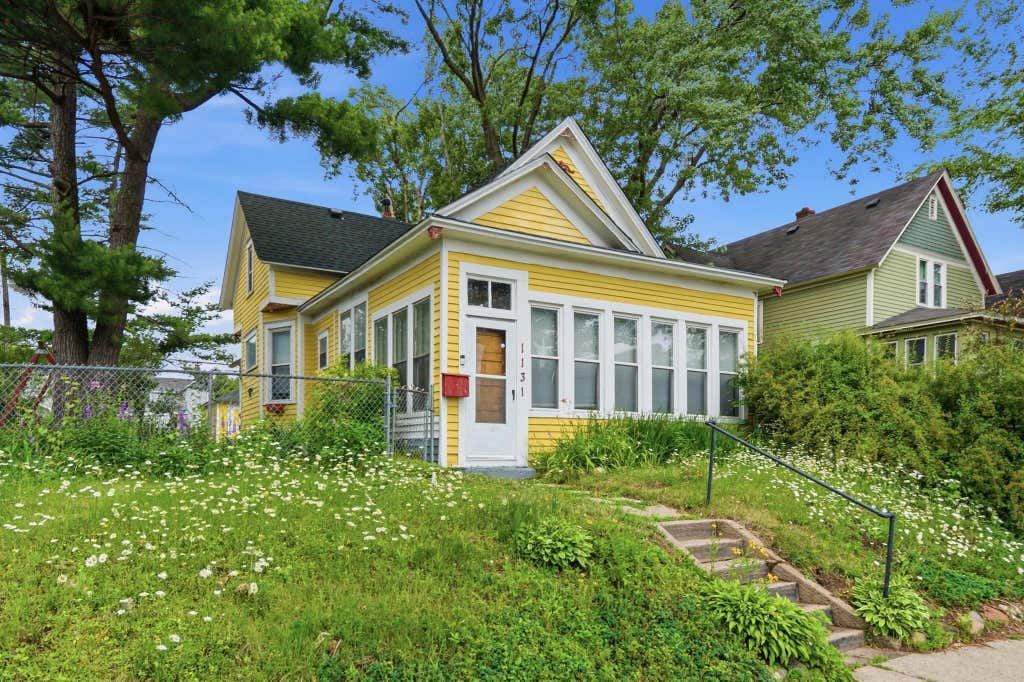 Photo of 1131 Woodbridge Street, Saint Paul, MN 55117 (MLS # 7099833)