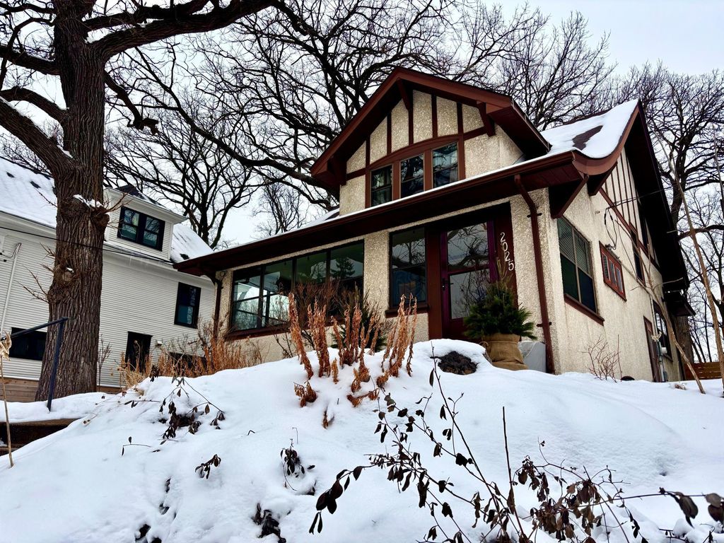 Photo of 2025 Franklin Avenue SE, Minneapolis, MN 55414 (MLS # 7005437)