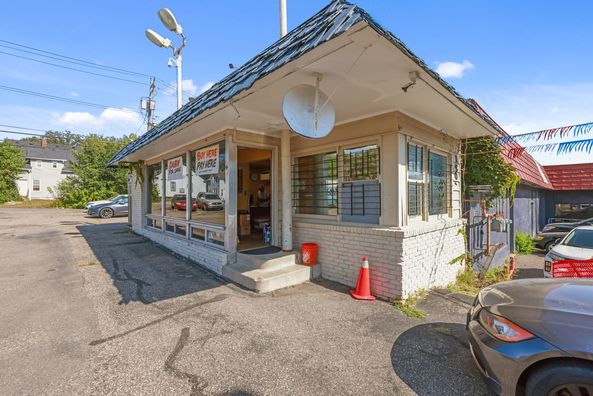 1205 University Avenue W