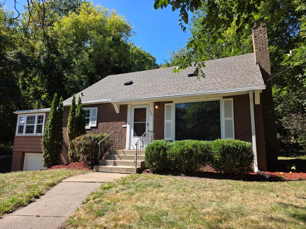 Photo of 909 Old Lexington Avenue, Saint Paul, MN 55116 (MLS # 7154456)