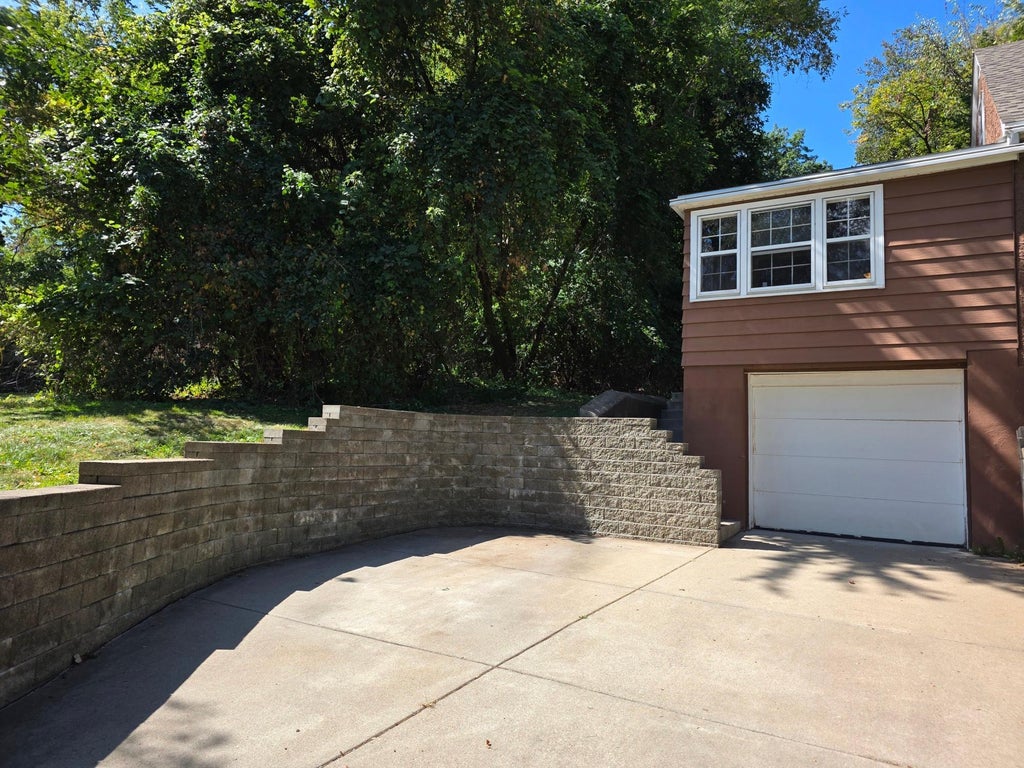 Photo of 909 Old Lexington Avenue, Saint Paul, MN 55116 (MLS # 7154456)