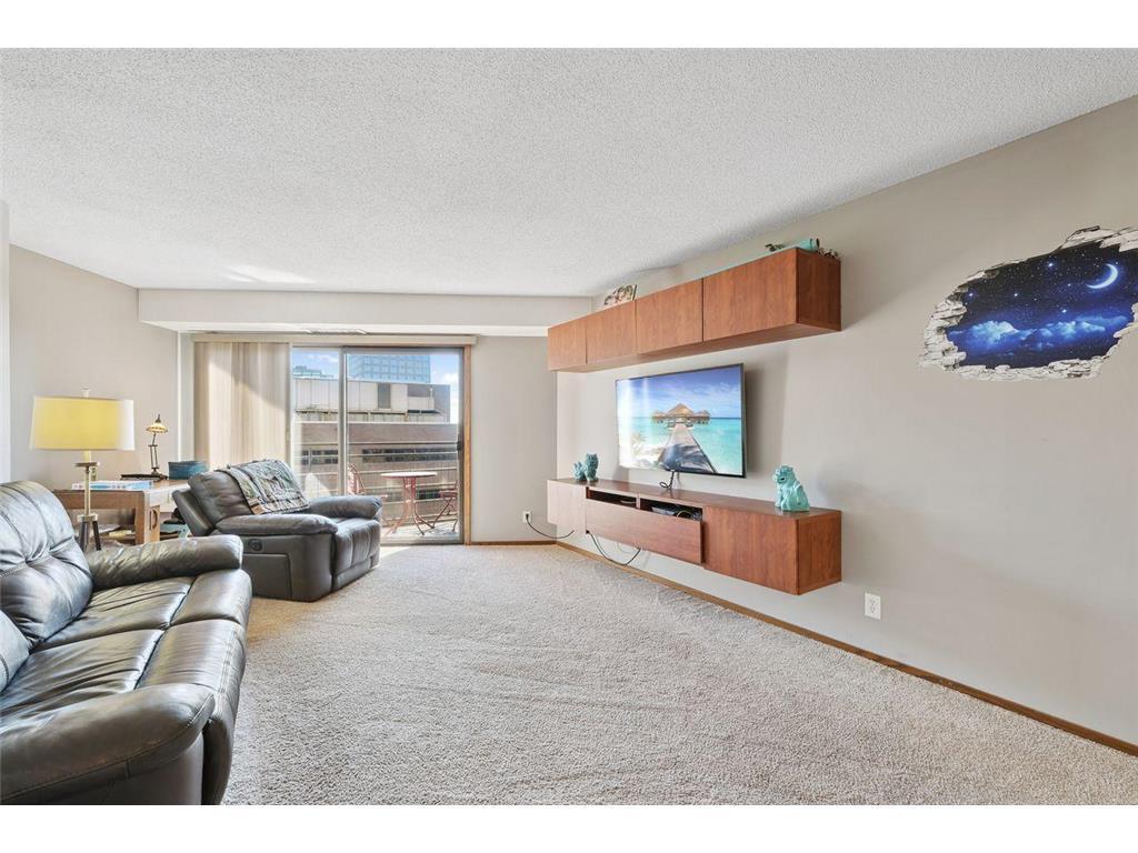 26 10th Street W 1005