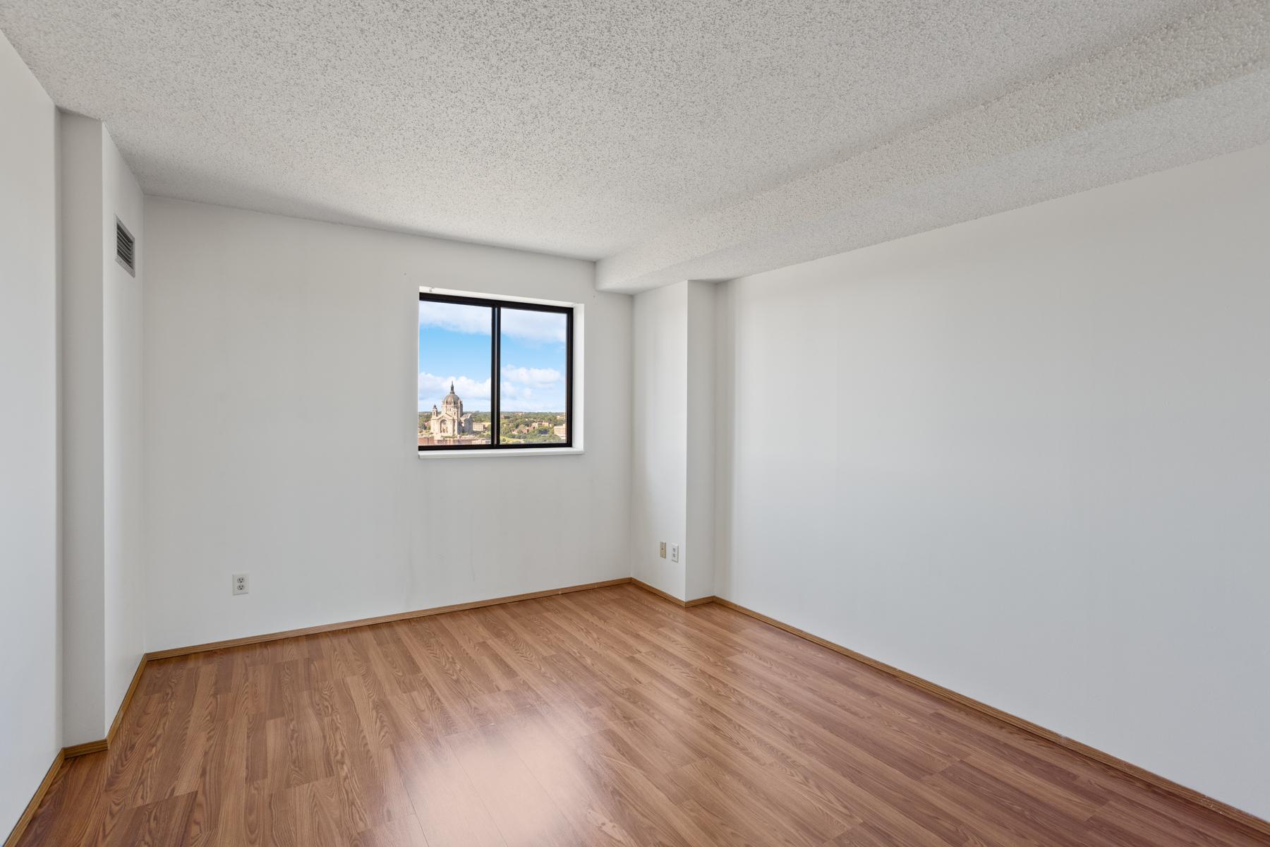 78 10th Street E 2902