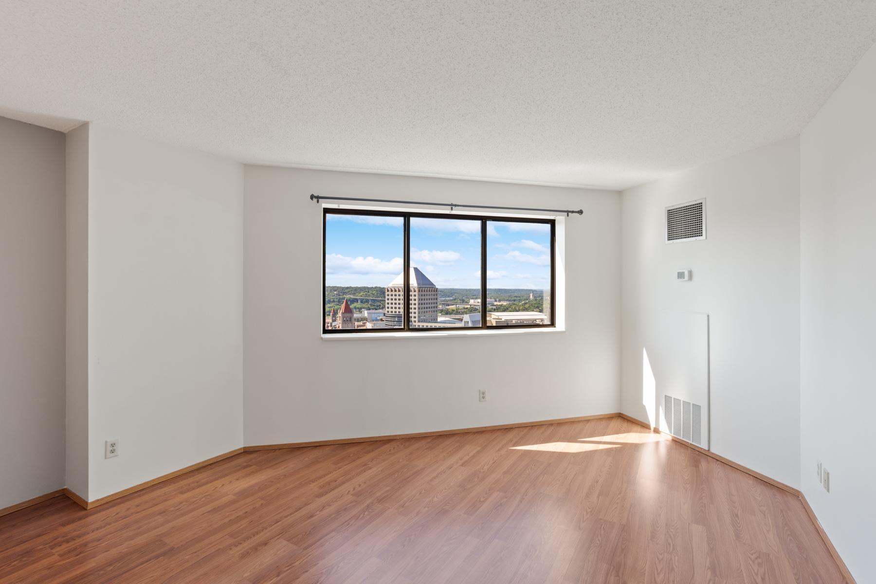 78 10th Street E 2902