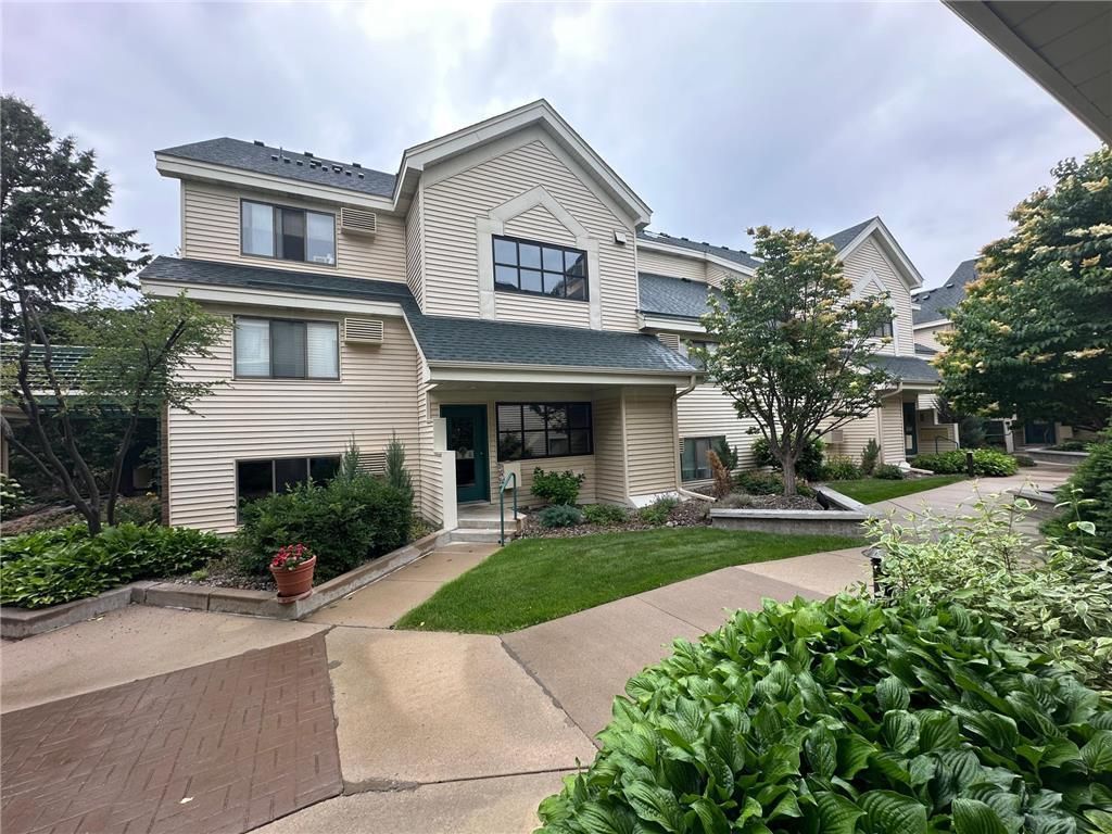 Photo of 7631 Edinborough Way #5319, Edina, MN 55435 (MLS # 7049227)