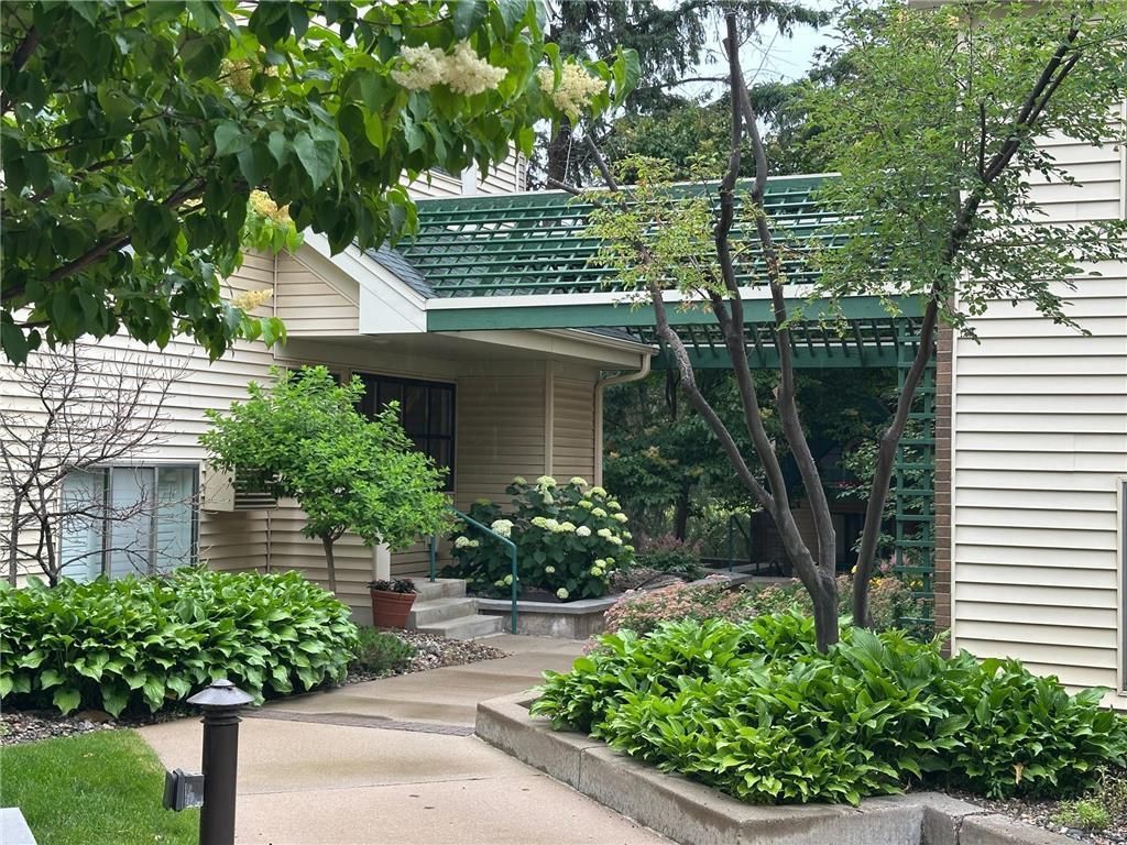 Photo of 7631 Edinborough Way #5319, Edina, MN 55435 (MLS # 7049227)