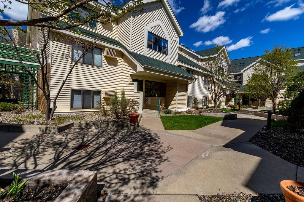 Photo of 7631 Edinborough Way #5319, Edina, MN 55435 (MLS # 7049227)