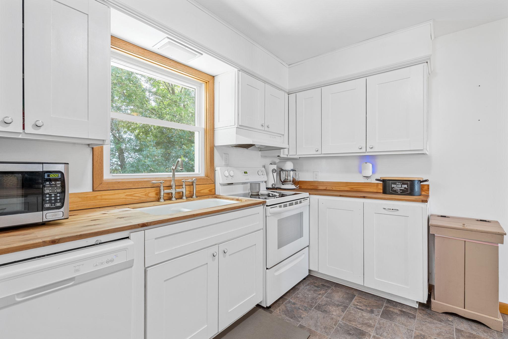 Ellendale, Minnesota 56026, United States, 3 Bedrooms Bedrooms, ,2 BathroomsBathrooms,Residential,Pending Sale,183446