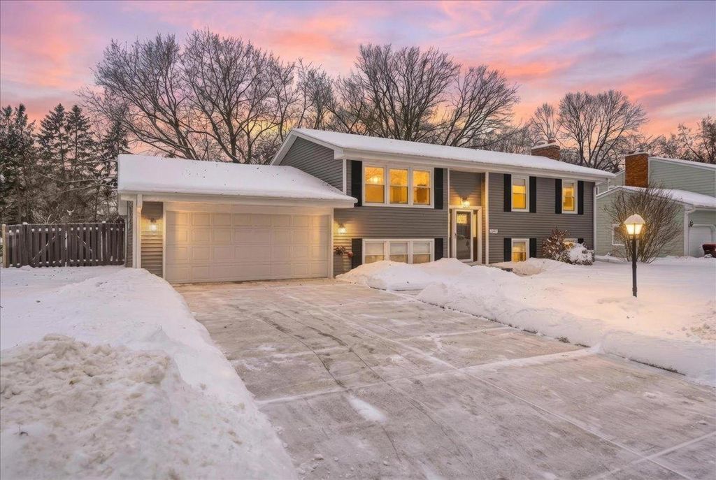 Photo of 7048 Montrose Road, Woodbury, MN 55125 (MLS # 6826252)