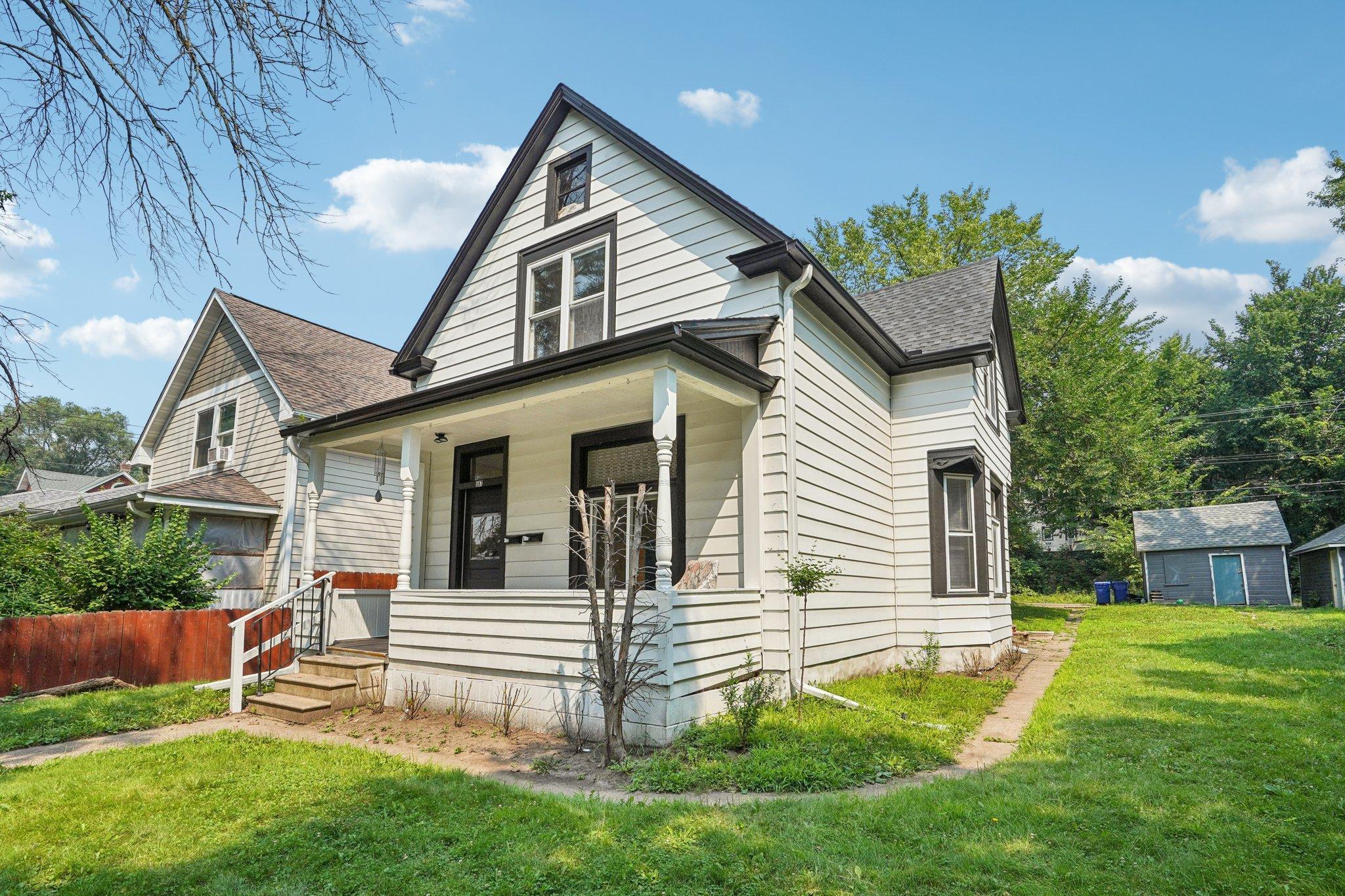 587 Cook Avenue E