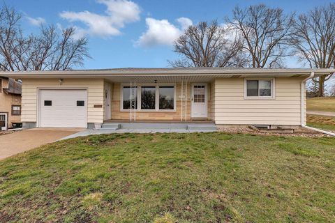 Photo of 33 5th Avenue NW, Hutchinson, MN 55350 (MLS # 7045211)
