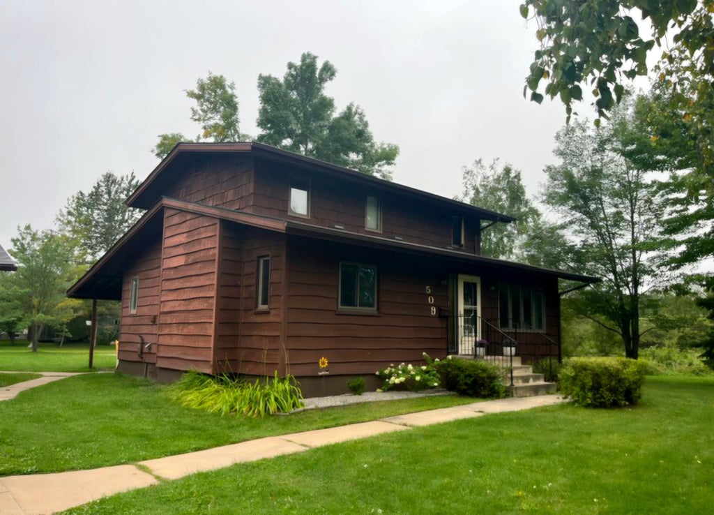 Photo of 509 12th Street NW, Chisholm, MN 55719 (MLS # 7140386)