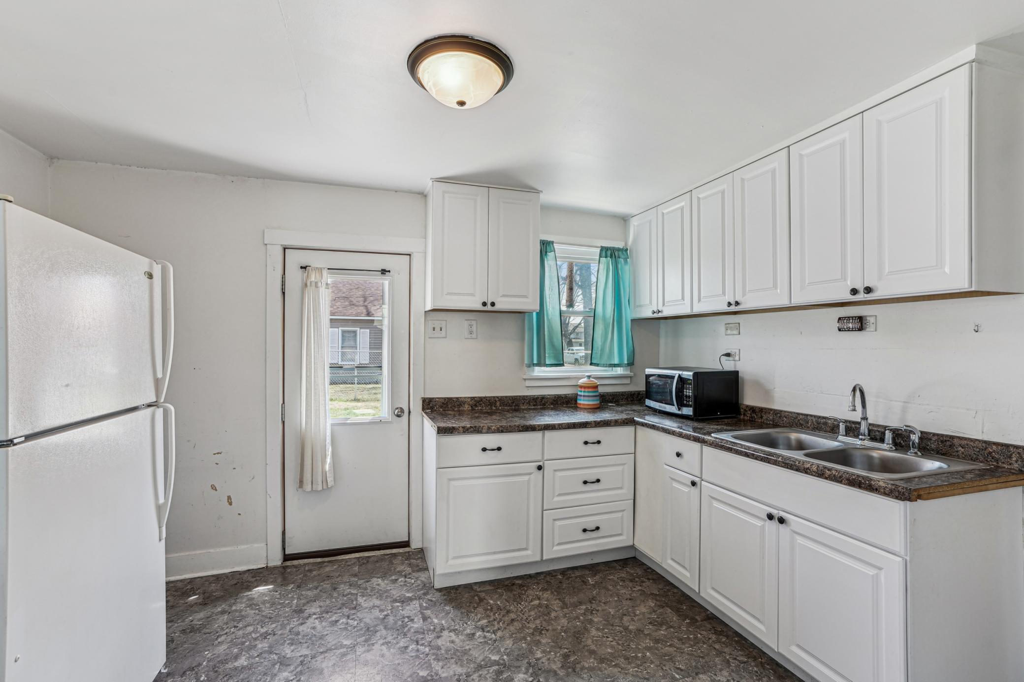 228 Young Street N
