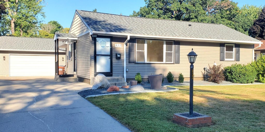 Photo of 833 24th Avenue N, South Saint Paul, MN 55075 (MLS # 7136769)