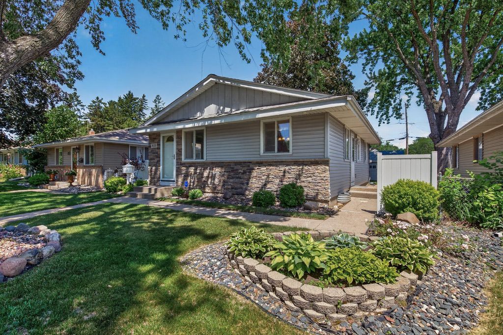Photo of 1619 Mclean Avenue, Saint Paul, MN 55106 (MLS # 7094970)