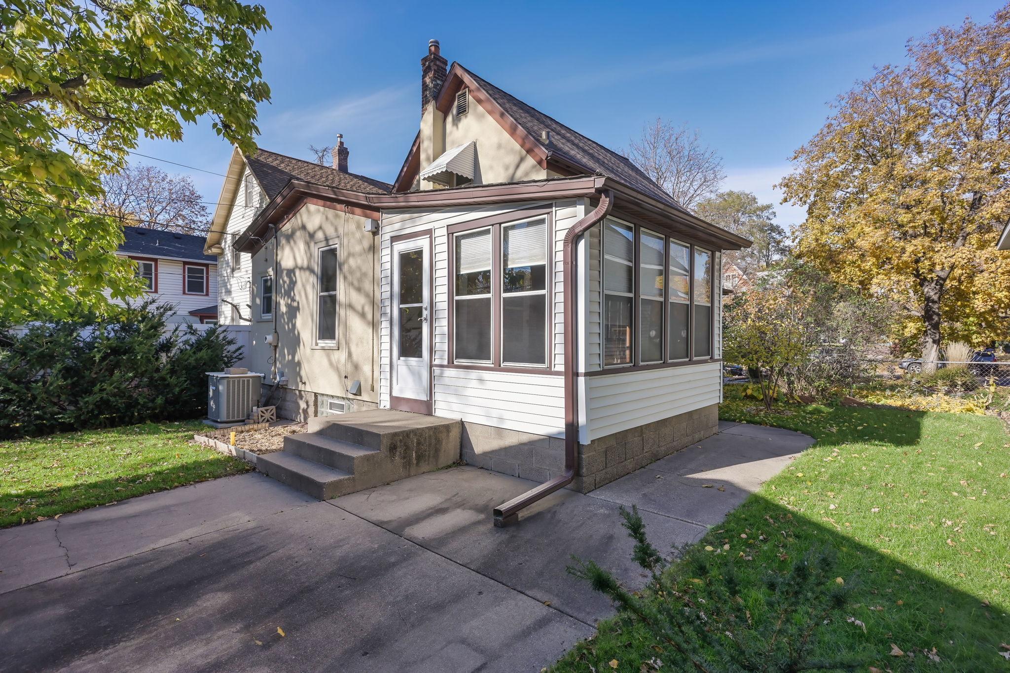 1764 Minnehaha Avenue W